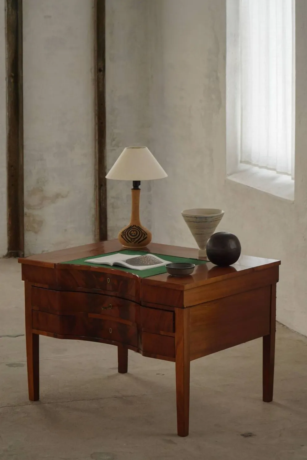 Bureau ancien en acajou, fait sur mesure par un ébéniste danois, début des années 1900