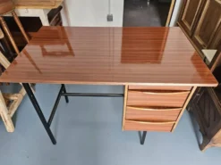 Bureau ancien en bois et fer