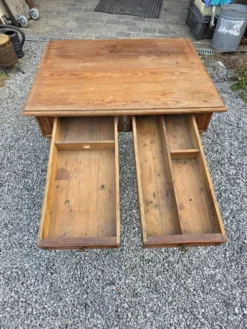 Bureau ancien en pitchpin