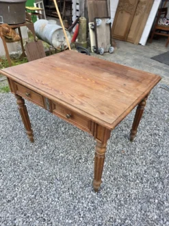 Bureau ancien en pitchpin