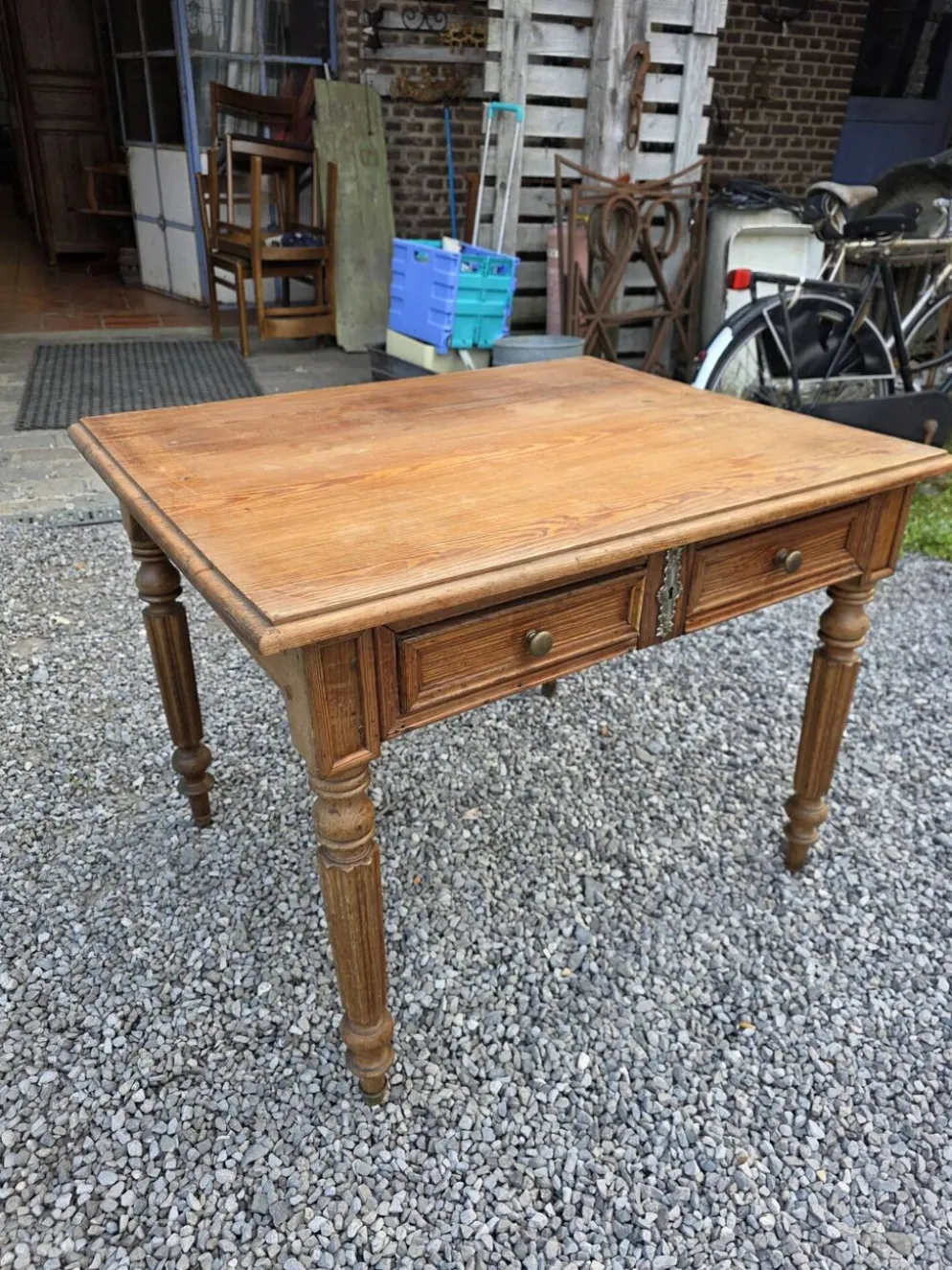 Bureau ancien en pitchpin