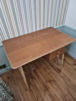 Bureau ancien en rotin