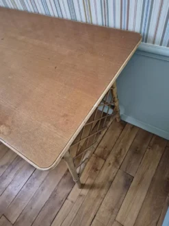 Bureau ancien en rotin