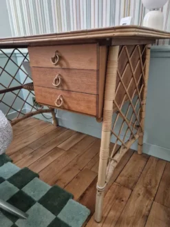 Bureau ancien en rotin