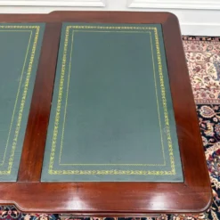 Bureau anglais classique avec panneau arrière
