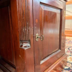 Bureau anglais classique avec panneau arrière