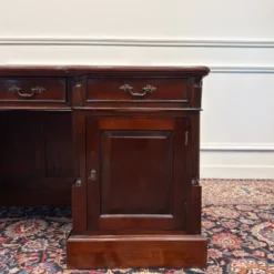Bureau anglais classique avec panneau arrière
