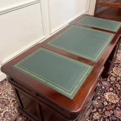 Bureau anglais classique avec panneau arrière