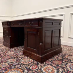 Bureau anglais classique avec panneau arrière