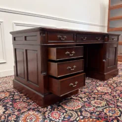 Bureau anglais classique avec panneau arrière