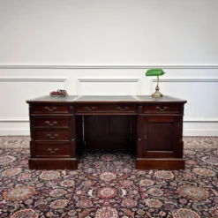 Bureau anglais classique avec panneau arrière