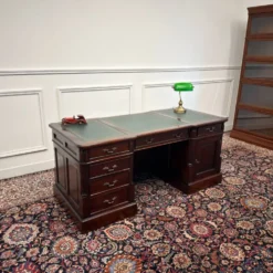 Bureau anglais classique avec panneau arrière