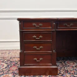 Bureau anglais classique avec panneau arrière