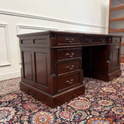 Bureau anglais classique avec panneau arrière