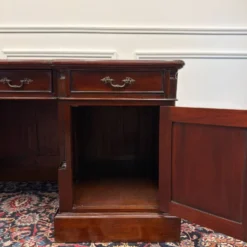 Bureau anglais classique avec panneau arrière