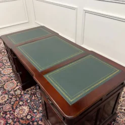 Bureau anglais classique avec panneau arrière