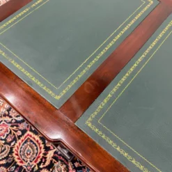 Bureau anglais classique avec panneau arrière