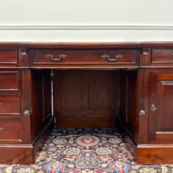 Bureau anglais classique avec panneau arrière