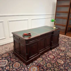 Bureau anglais classique avec panneau arrière