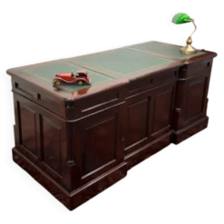 Bureau anglais classique avec panneau arrière