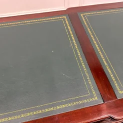 Bureau anglais classique avec panneau arrière