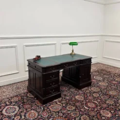 Bureau anglais classique avec incrustation en cuir vert