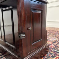 Bureau anglais classique avec incrustation en cuir vert
