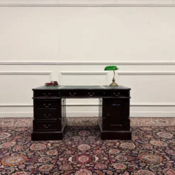 Bureau anglais classique avec incrustation en cuir vert