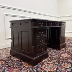 Bureau anglais classique avec incrustation en cuir vert
