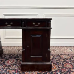 Bureau anglais classique avec incrustation en cuir vert