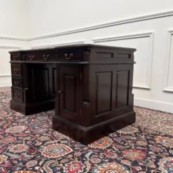 Bureau anglais classique avec incrustation en cuir vert