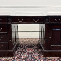 Bureau anglais classique avec incrustation en cuir vert