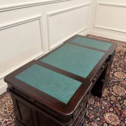 Bureau anglais classique avec incrustation en cuir vert
