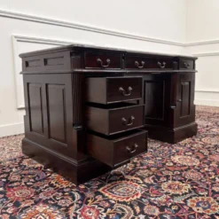 Bureau anglais classique avec incrustation en cuir vert