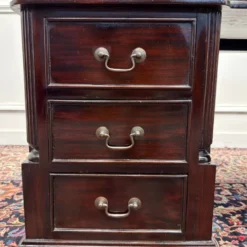 Bureau anglais classique avec incrustation en cuir vert