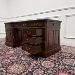 Bureau anglais classique en cuir vert