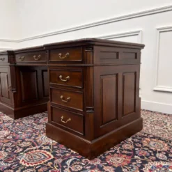 Bureau anglais classique en cuir vert