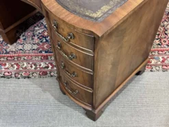 Bureau anglais des années 1950 en acajou et dessus cuir