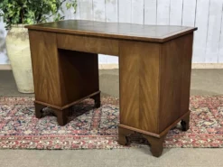 Bureau anglais des années 1950 en acajou et dessus cuir