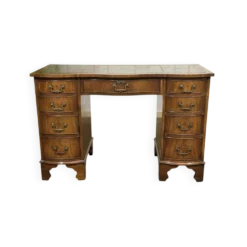 Bureau anglais des années 1950 en acajou et dessus cuir