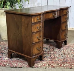 Bureau anglais des années 1950 en acajou et dessus cuir