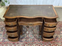 Bureau anglais des années 1950 en acajou et dessus cuir
