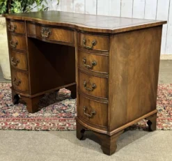 Bureau anglais des années 1950 en acajou et dessus cuir