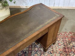 Bureau anglais des années 1950 en acajou et dessus cuir