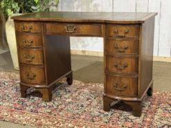 Bureau anglais des années 1950 en acajou et dessus cuir