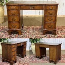 Bureau anglais des années 1950 en acajou et dessus cuir