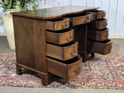 Bureau anglais des années 1950 en acajou et dessus cuir