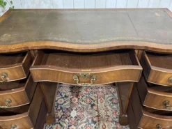 Bureau anglais des années 1950 en acajou et dessus cuir
