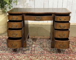Bureau anglais des années 1950 en acajou et dessus cuir