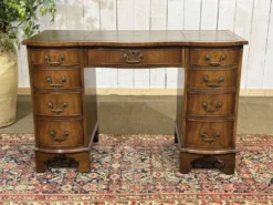 Bureau anglais des années 1950 en acajou et dessus cuir